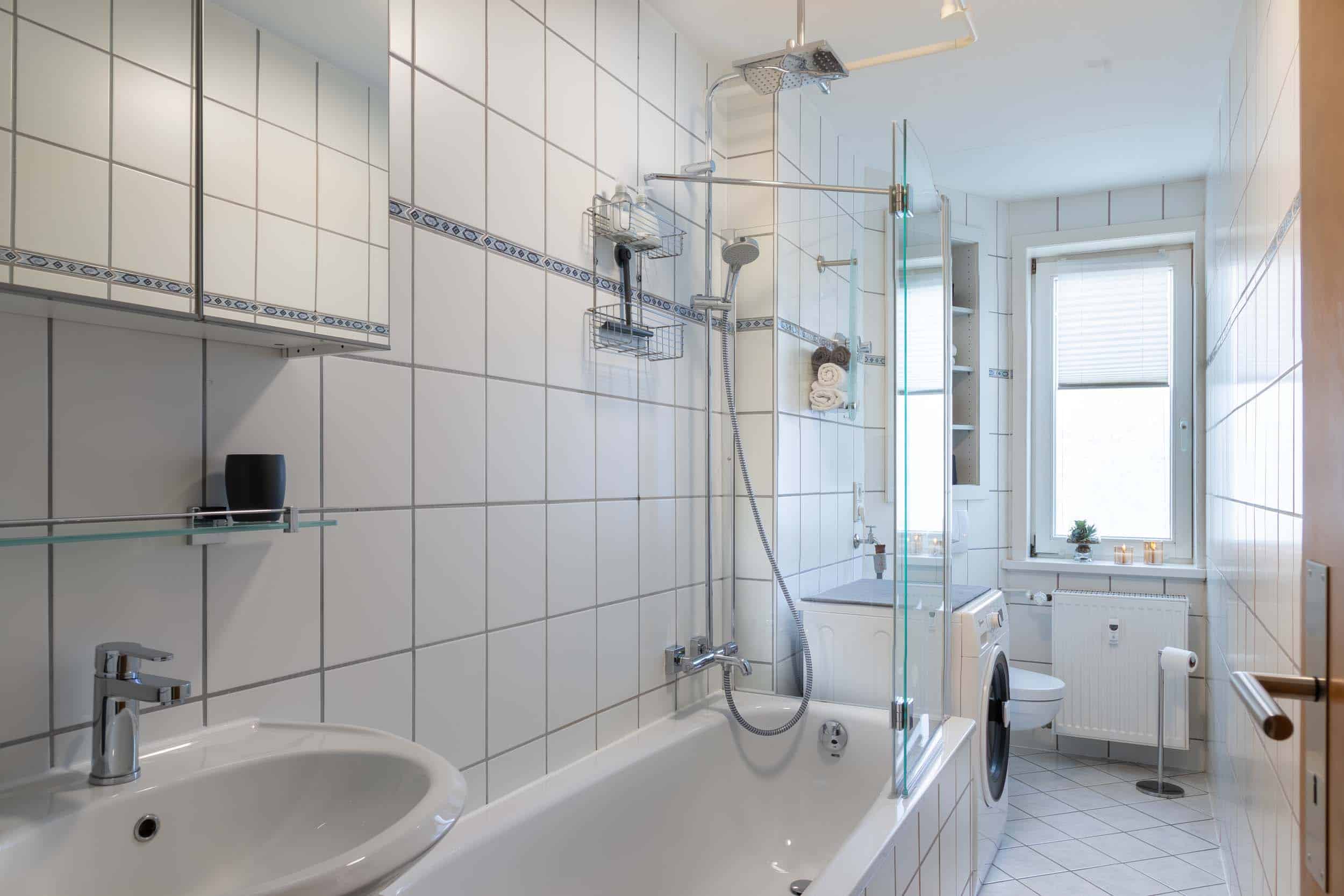 Ein wunderschön gestaltetes Badezimmer mit eleganten Sanitäranlagen und gutem Licht