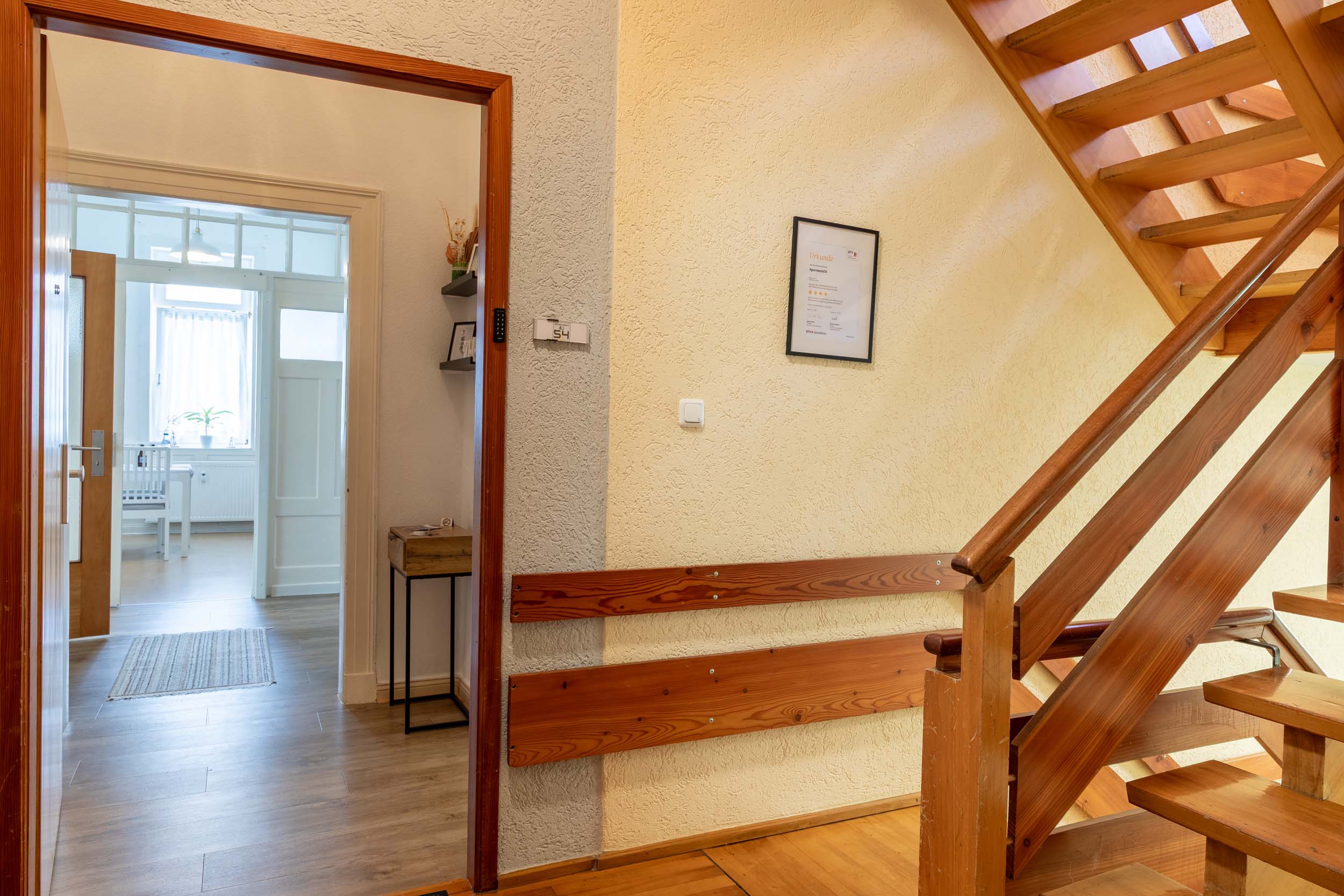 Blick auf den Flur und die Treppe in einem modernen Zuhause