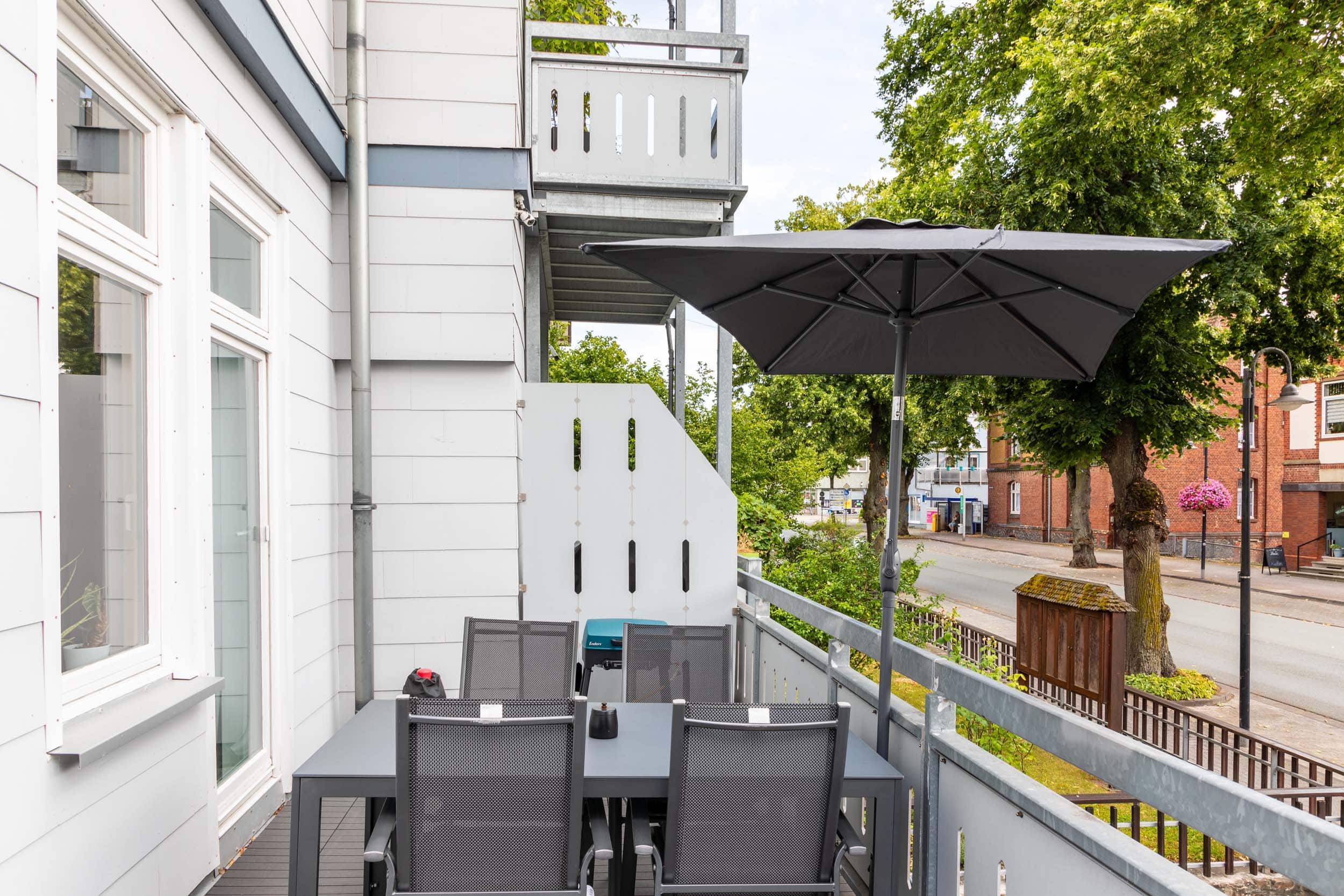 Ein einladender Balkon, ideal für entspannte Stunden im Freien