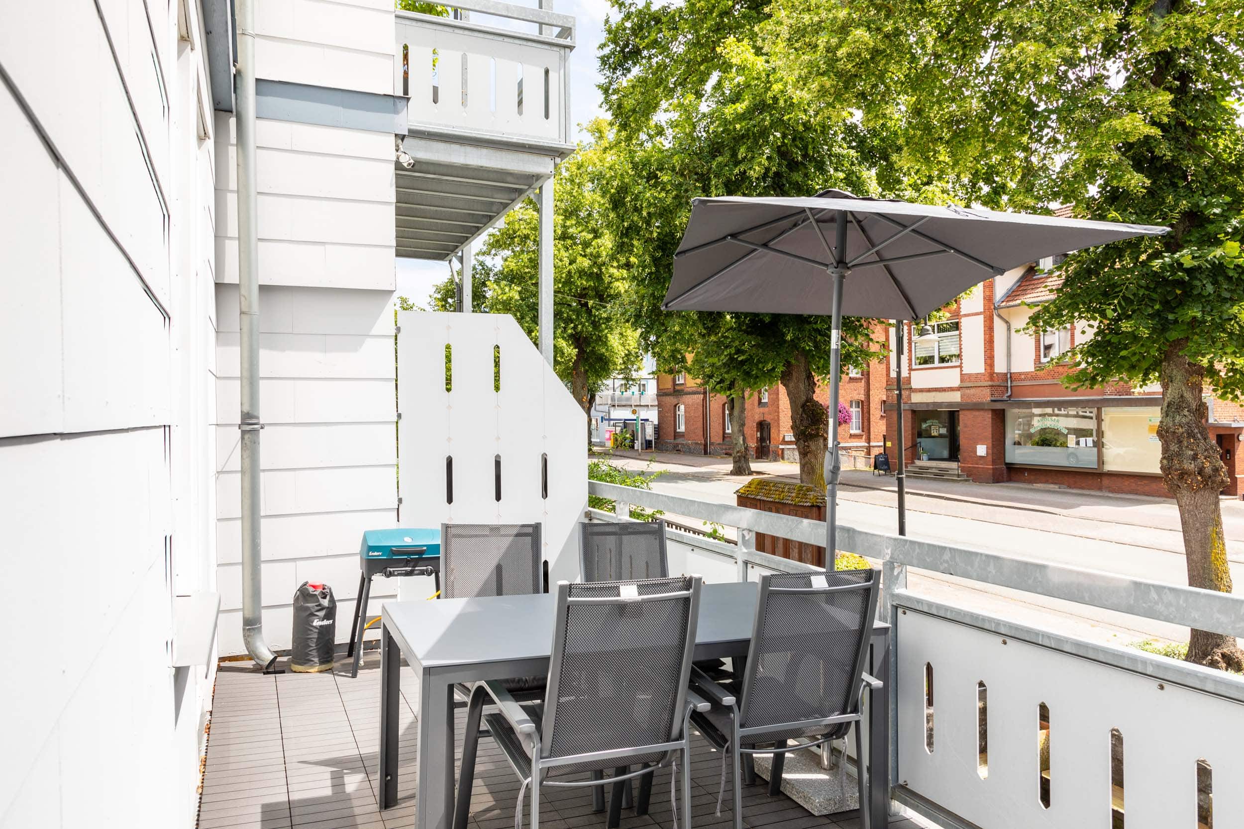 Einladende Terrasse mit Sitzgelegenheit und Blick auf die Straße
