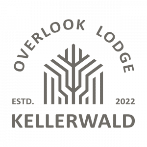 Logo des Overlook Lodge im Kellerwald, etabliert 2022, mit stilisiertem Baumdesign
